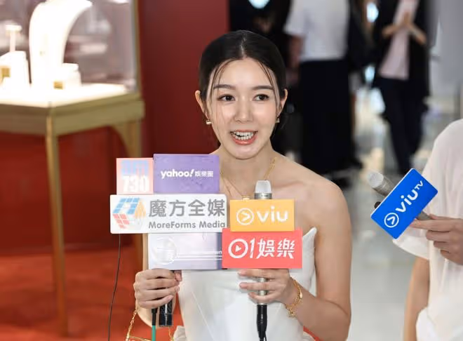 港姐麥明詩產後身材升級!穿白色抹胸裙上圍豐滿!回應是否要三年抱兩