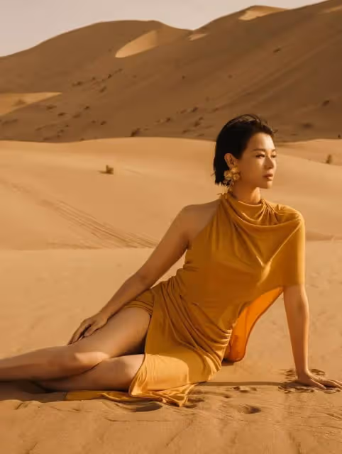 TVB前花旦與老公蜜游敦煌破婚變傳聞!穿金色長裙大曬身材美腿!45歲仍艷壓全網!