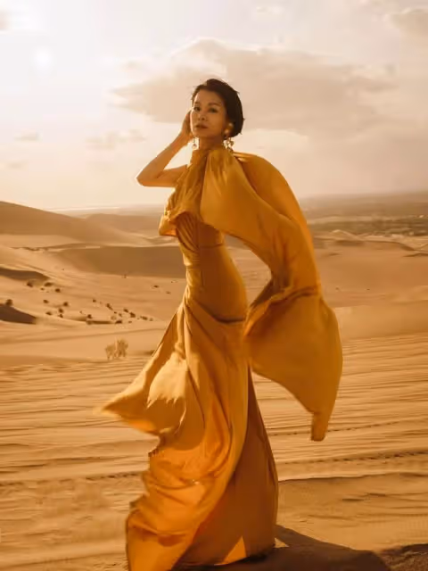 TVB前花旦與老公蜜游敦煌破婚變傳聞!穿金色長裙大曬身材美腿!45歲仍艷壓全網!