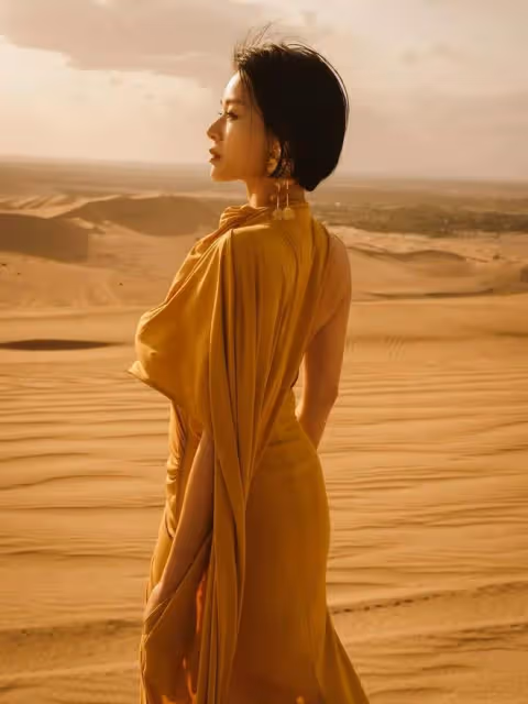 TVB前花旦與老公蜜游敦煌破婚變傳聞!穿金色長裙大曬身材美腿!45歲仍艷壓全網!