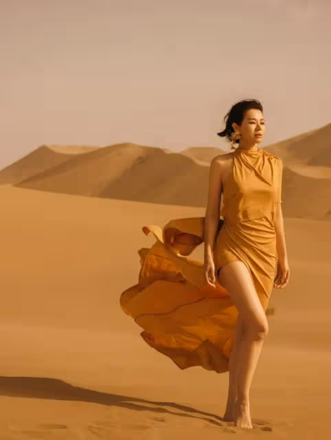 TVB前花旦與老公蜜游敦煌破婚變傳聞!穿金色長裙大曬身材美腿!45歲仍艷壓全網!