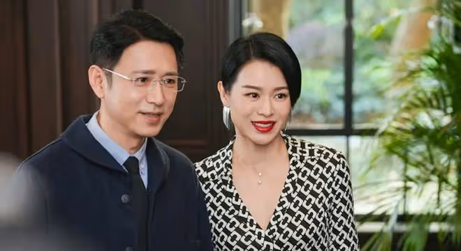 TVB前花旦與老公蜜游敦煌破婚變傳聞!穿金色長裙大曬身材美腿!45歲仍艷壓全網!