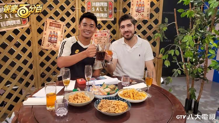 網紅主持人體驗土耳其油脂摔跤！先脫再上　搭檔全看光