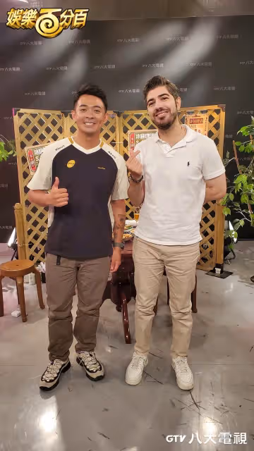 網紅主持人體驗土耳其油脂摔跤！先脫再上　搭檔全看光