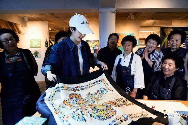IU兌現承諾親訪濟州島! 暖擁奶奶們「送親筆信&愛馬仕絲巾」