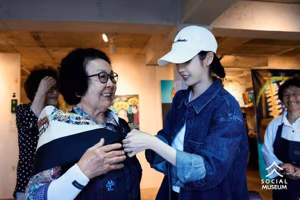 IU兌現承諾親訪濟州島! 暖擁奶奶們「送親筆信&愛馬仕絲巾」