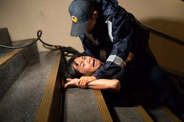 黃鐙輝《與惡2》罹思覺失調殺警！敬業要求「住進療養院」做功課