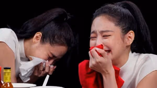 Jennie挑戰吃辣「現場失控崩潰」! 全身發抖哭了:帶我回家