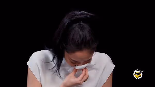 Jennie挑戰吃辣「現場失控崩潰」! 全身發抖哭了:帶我回家