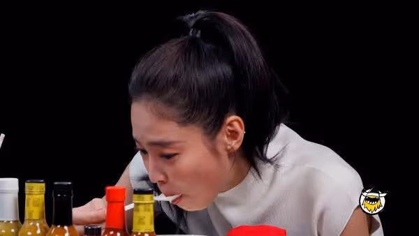 Jennie挑戰吃辣「現場失控崩潰」! 全身發抖哭了:帶我回家