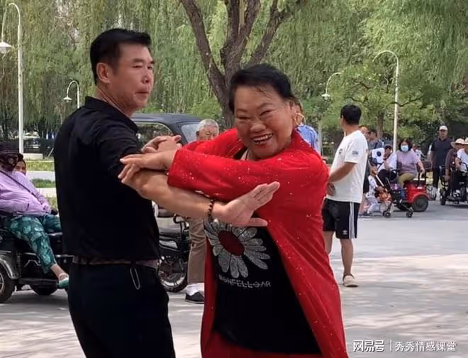 59歲大媽迷上交誼舞，子女怎麼勸都不聽，最後人財兩空