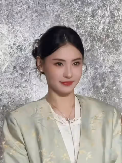 45歲張柏芝盛世美顏達到巔峰,二兒子小時候自己吃飯惹人心疼!