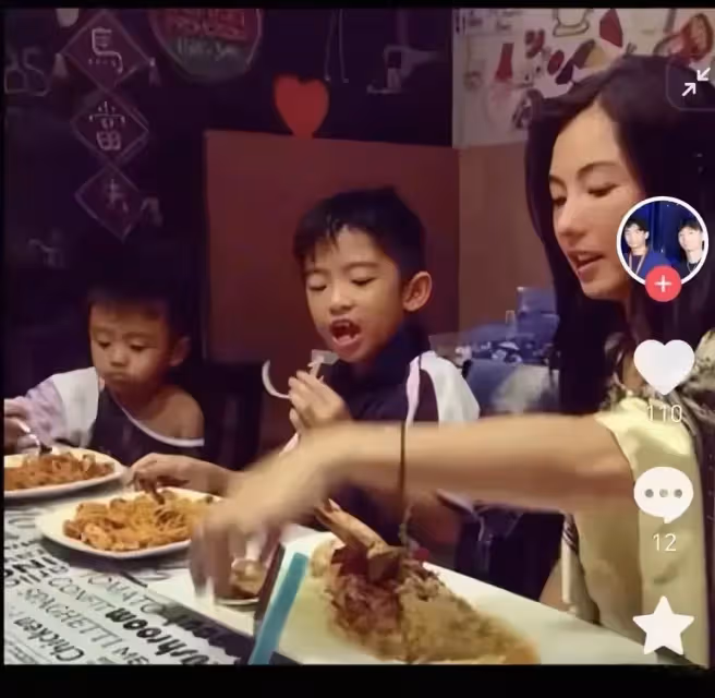 45歲張柏芝盛世美顏達到巔峰,二兒子小時候自己吃飯惹人心疼!