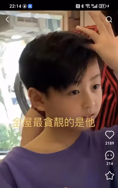 45歲張柏芝盛世美顏達到巔峰,二兒子小時候自己吃飯惹人心疼!