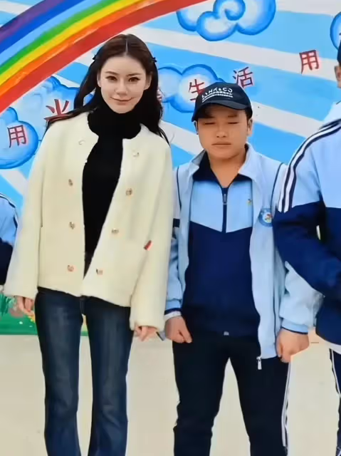 馬筱梅身材嬌小,不適合xing 感路線,每次都感覺打扮用力過度!