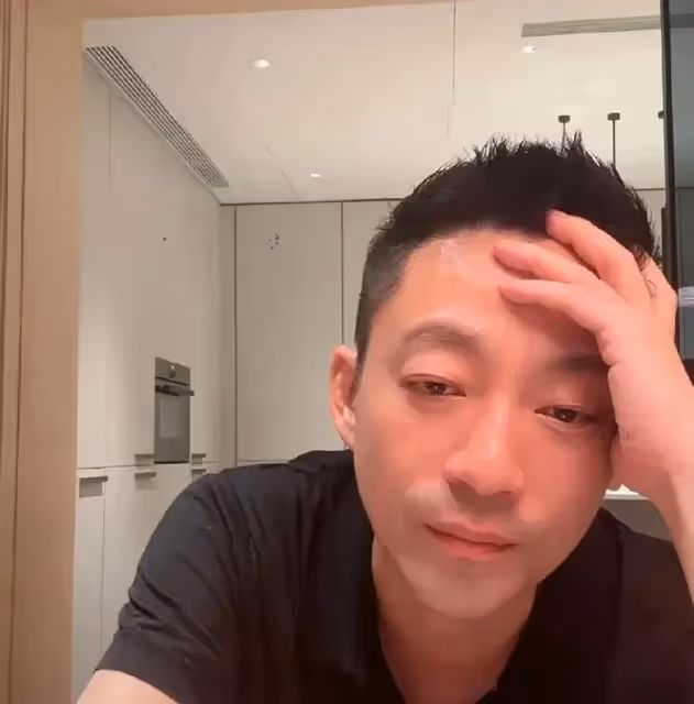 汪小菲直播間那句「帶孩子累」剛說出口,就被笑以苛截圖遊街嘲諷