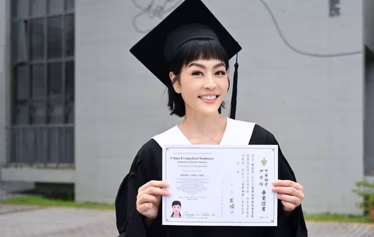 獨家｜唐玲神學院畢業了！抗癌邊打點滴邊上課　險被學費、醫藥費壓垮
