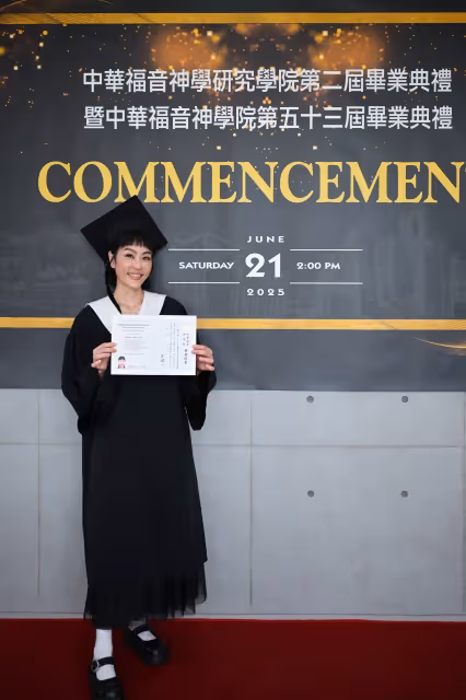 獨家｜唐玲神學院畢業了！抗癌邊打點滴邊上課　險被學費、醫藥費壓垮