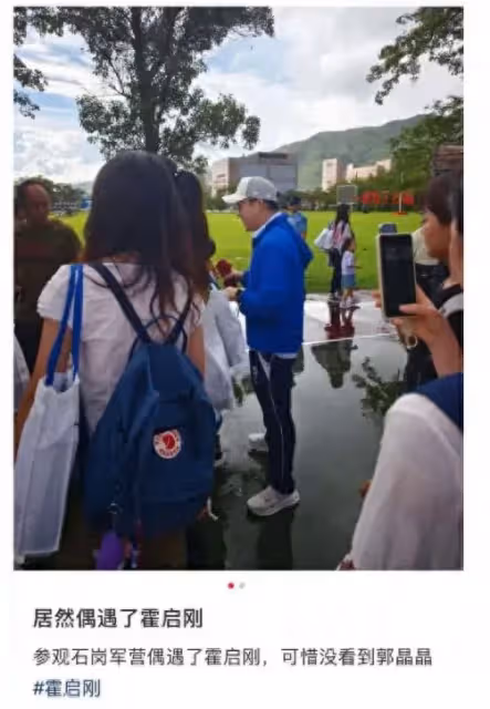 霍啟剛冒大雨陪兒子參觀軍營！用手給11歲霍中曦擦汗，父子情深厚