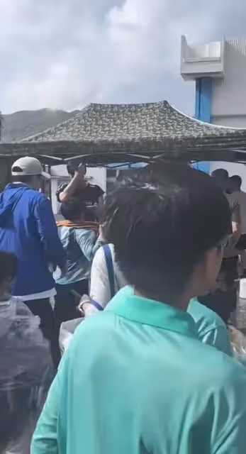 霍啟剛冒大雨陪兒子參觀軍營！用手給11歲霍中曦擦汗，父子情深厚