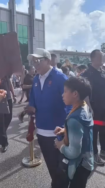 霍啟剛冒大雨陪兒子參觀軍營！用手給11歲霍中曦擦汗，父子情深厚