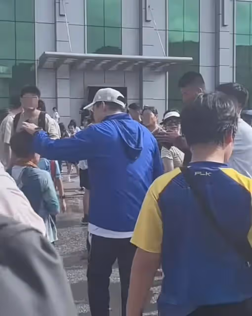 霍啟剛冒大雨陪兒子參觀軍營！用手給11歲霍中曦擦汗，父子情深厚