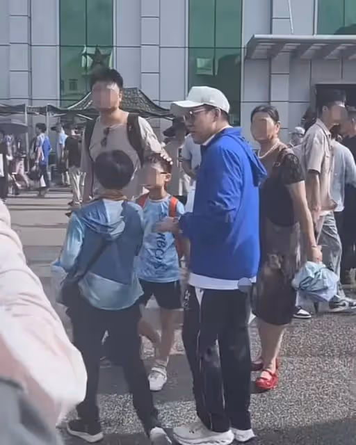 霍啟剛冒大雨陪兒子參觀軍營！用手給11歲霍中曦擦汗，父子情深厚