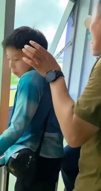 霍啟剛冒大雨陪兒子參觀軍營！用手給11歲霍中曦擦汗，父子情深厚