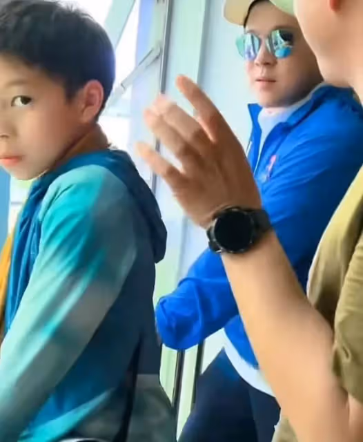 霍啟剛冒大雨陪兒子參觀軍營！用手給11歲霍中曦擦汗，父子情深厚