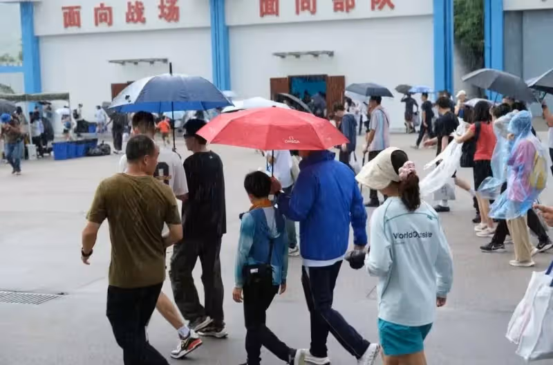 霍啟剛冒大雨陪兒子參觀軍營！用手給11歲霍中曦擦汗，父子情深厚