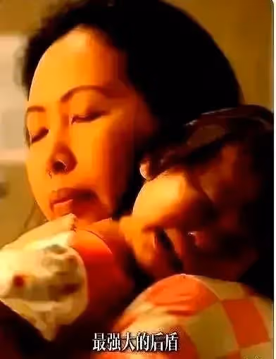 淚目了，小楊阿姨被黑粉懟，回應自己不做小孩更可憐，起碼跟她親