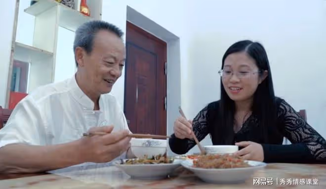 結婚前夜養父拉我進房間，偷偷塞給我一張銀行卡，我痛哭流涕