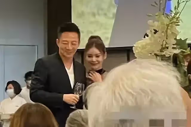 汪小菲馬筱梅參加表妹婚禮,現場人氣高,眾多粉絲主動求合影