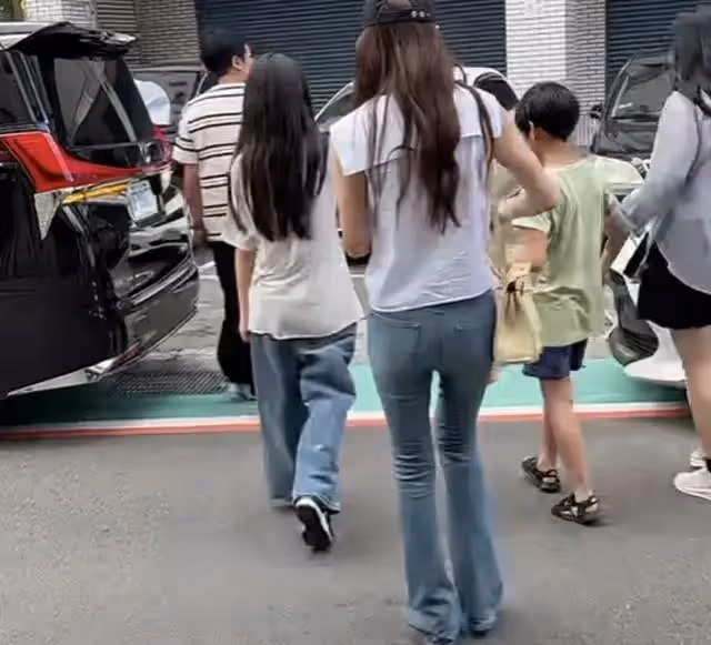 汪小菲馬筱梅參加表妹婚禮,現場人氣高,眾多粉絲主動求合影