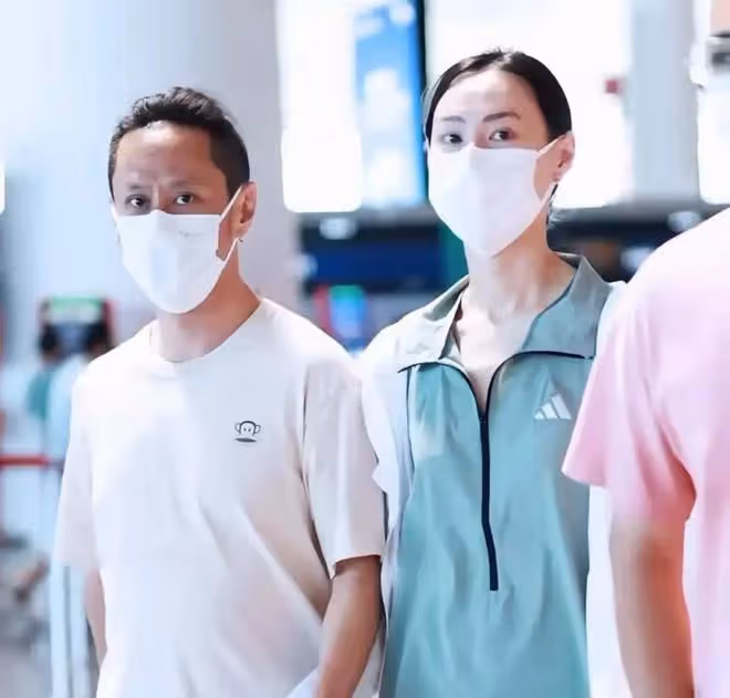 梁洛施和男友現身機場!送長子李長治登機,倆人感情穩定常住北京