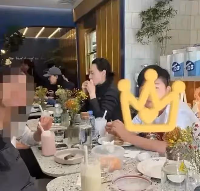 梁洛施和男友現身機場!送長子李長治登機,倆人感情穩定常住北京