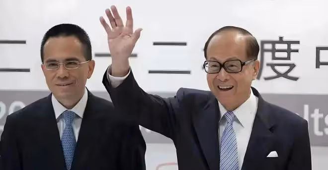 梁洛施和男友現身機場!送長子李長治登機,倆人感情穩定常住北京