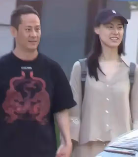 梁洛施和男友現身機場!送長子李長治登機,倆人感情穩定常住北京