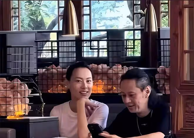 梁洛施和男友現身機場!送長子李長治登機,倆人感情穩定常住北京
