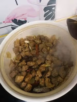 土豆燉牛肉，多吃肉禦寒