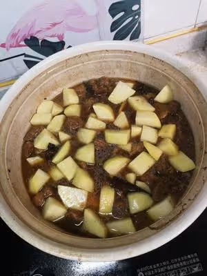 土豆燉牛肉，多吃肉禦寒