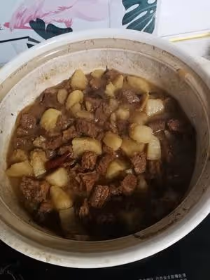 土豆燉牛肉，多吃肉禦寒