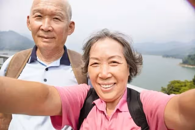 搭夥十五年，老伴趕我離開，女人：可以，給我做兩件事
