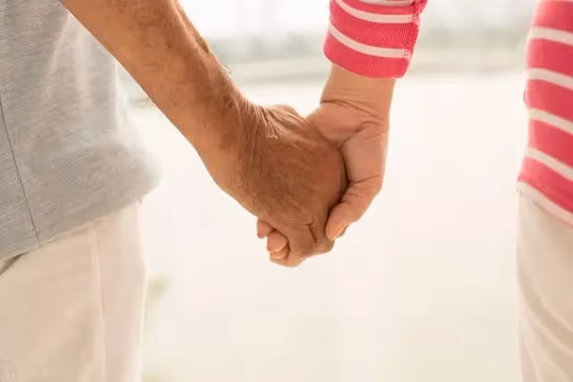 搭夥十五年，老伴趕我離開，女人：可以，給我做兩件事