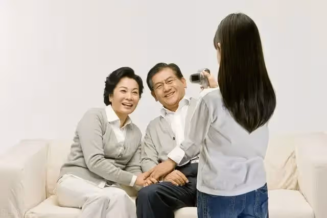 搭夥十五年，老伴趕我離開，女人：可以，給我做兩件事