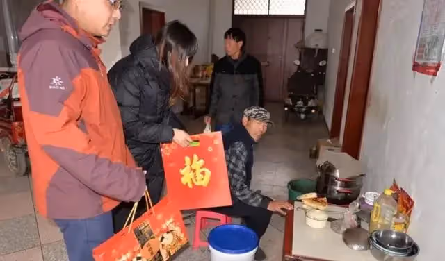 因彩禮怨哥哥，父母過世後我不再回娘家，10年後哥哥找我借5萬