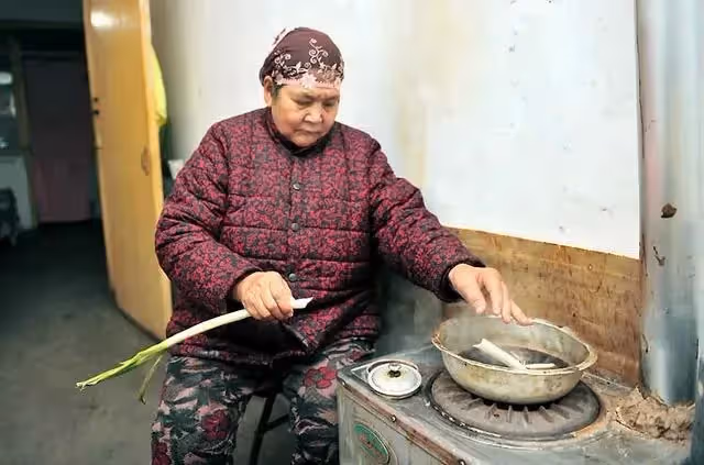 當年被大伯趕出祖屋我怨恨25年，如今回家過年，我給她送兩個雞腿