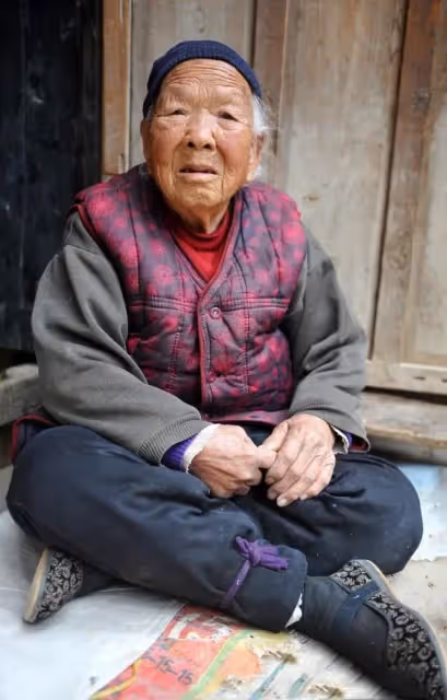 當年被大伯趕出祖屋我怨恨25年，如今回家過年，我給她送兩個雞腿