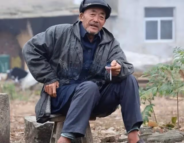 75歲的二伯一生不娶，今年除夕，家中來了8個兒子給他拜年