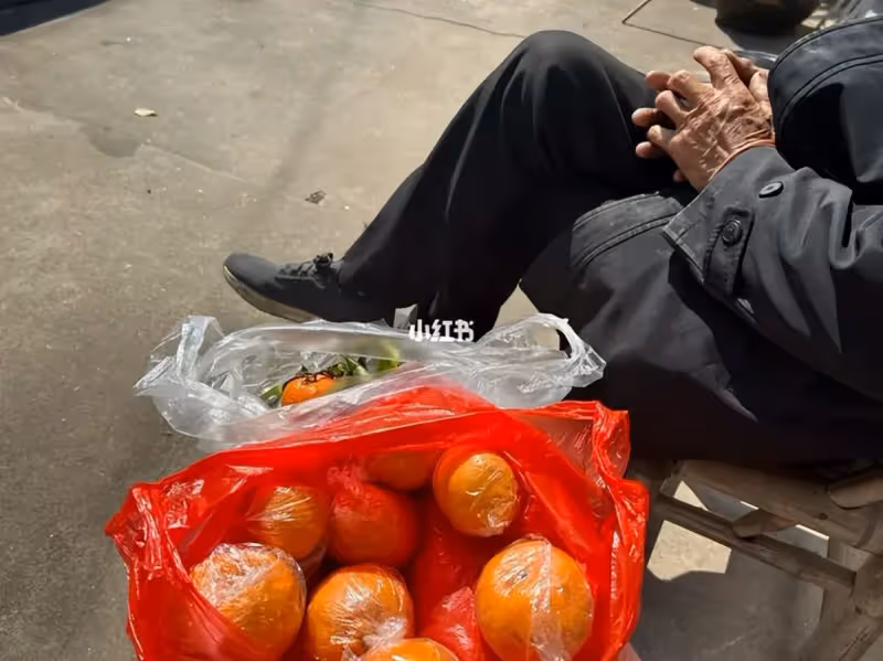 75歲的二伯一生不娶，今年除夕，家中來了8個兒子給他拜年